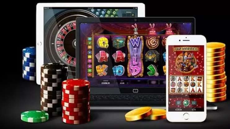 Pengguna bahagia menikmati aplikasi hiburan digital yang mudah dan aman